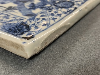 Une bo&icirc;te couverte de forme rectangulaire en porcelaine Shoki-Imari en bleu et blanc, Japon, Edo